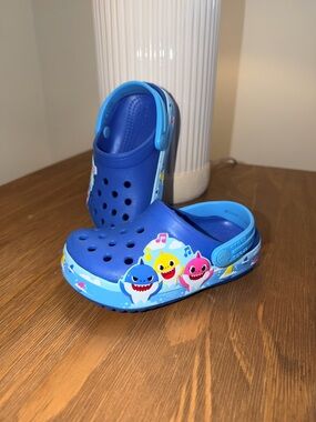 8-CROCS Kids Blue Baby Shark Graphic Clog